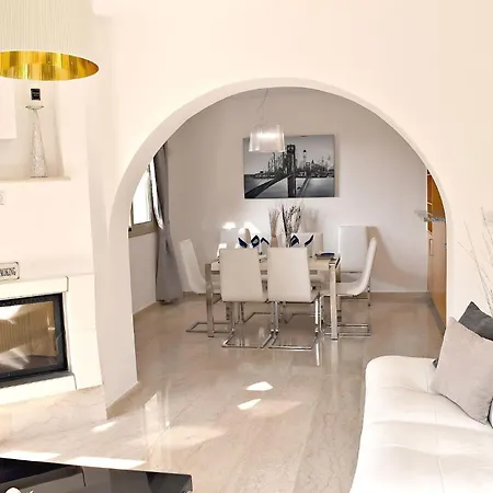 Anastasia Sandy - Heated Private Overflow Pool - Games - Private Area