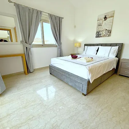 Anastasia Sandy - Heated Private Overflow Pool - Games - Private Area