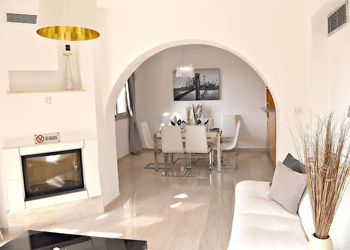 Anastasia Sandy - Heated Private Overflow Pool - Games - Private Area