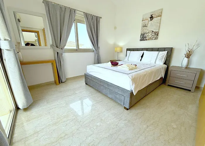 Anastasia Sandy - Heated Private Overflow Pool - Games - Private Area